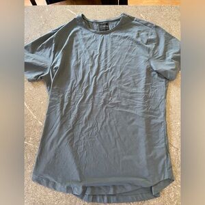 Cuts men’s XL tee